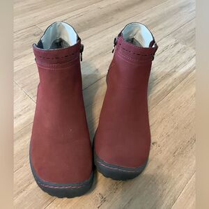 Red JBU women’s double side zip lined women’s ankle boots size 8